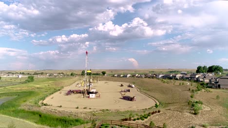 Una-Foto-De-Un-Dron-Ilustra-La-Proximidad-De-La-Extracción-De-Petróleo-Y-Gas-A-La-Vida-De-Los-Ciudadanos-De-Colorado-Todos-Los-Días,-Incluso-En-Los-Vecindarios-Más-Agradables