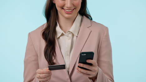 tarjeta de crédito, teléfono y manos de mujer de negocios