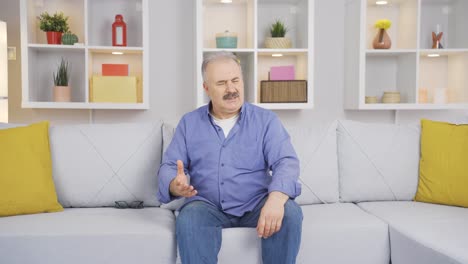 tipo problemático. viejo y gruñón viejo.