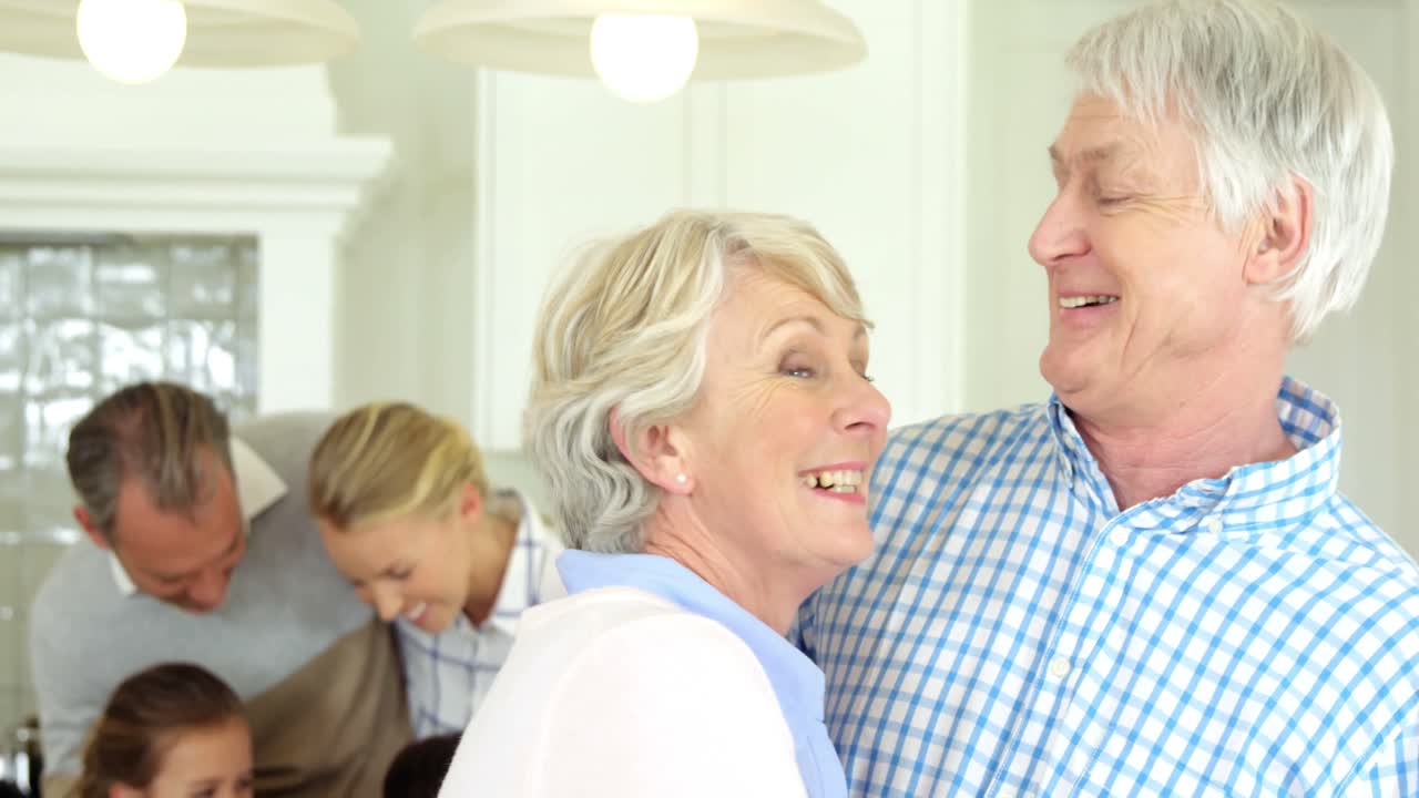 집 근처 에 팔 을  ⁇ 고 서 있는 미소 짓는 고위 부부