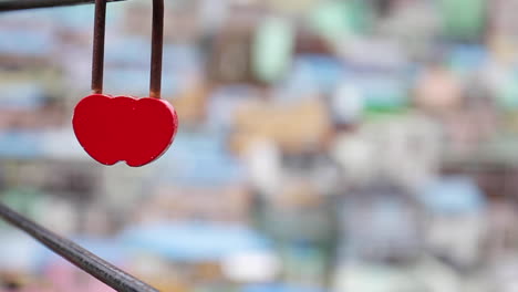 el candado del corazón cuelga sobre la aldea en busan, corea del sur