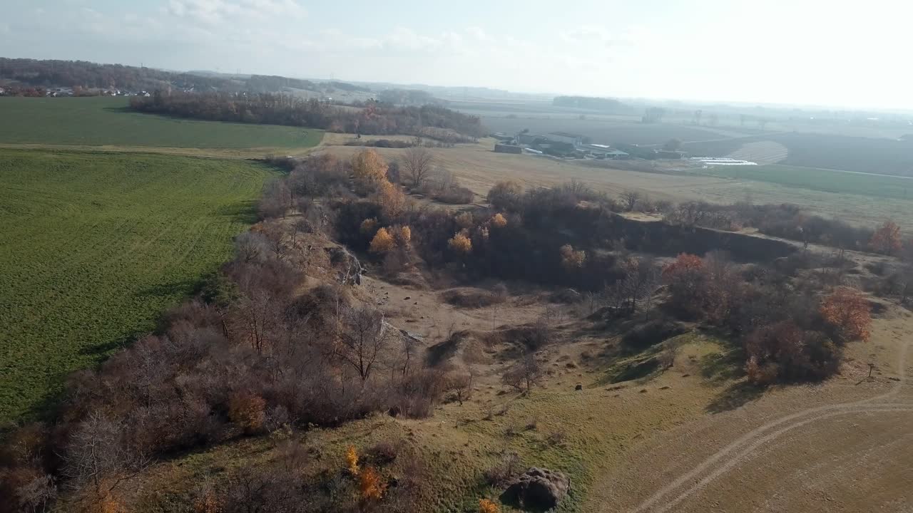 vista cinematográfica volando sobre los campos de otoño con fondo de montaña
