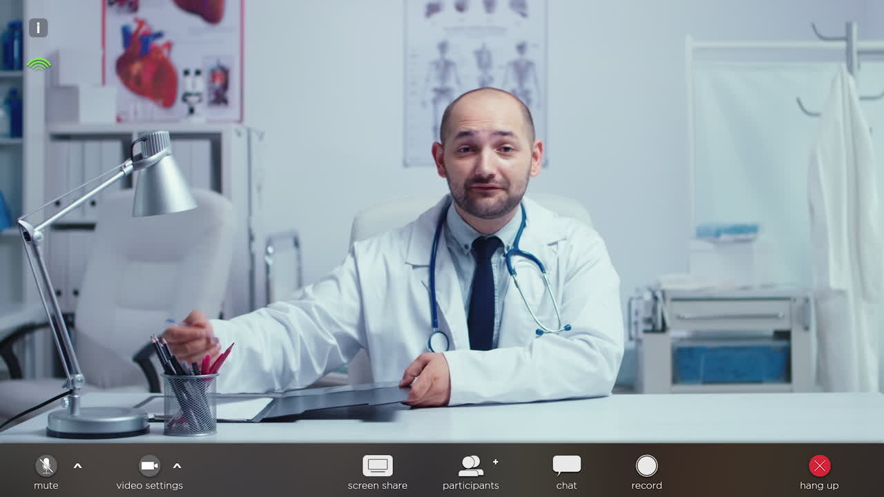 Médico ofreciendo asesoramiento médico en línea desde su consultorio.