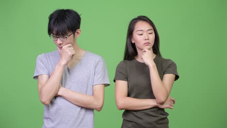 젊은 아시아 커플이 함께 생각하고 있습니다.