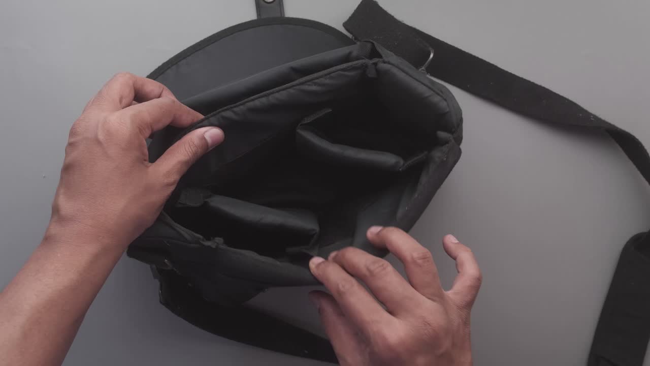 Ispezione di una borsa a tracolla nera