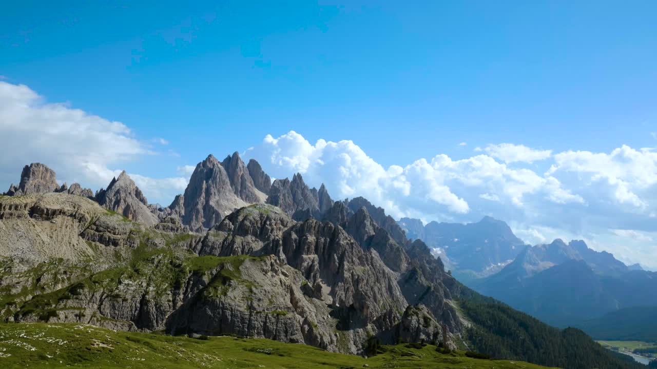 Timelapse Parco Naturale Tre Cime nelle Dolomiti. Splendida natura d'Italia
