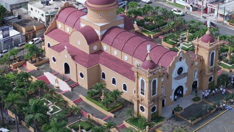 Luftorbit-Teleobjektiv-Schöne-Christliche-Kirche-Mit-Rotem-Dach,-San-Cristobal