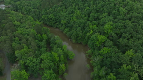 puente de la ruta estatal 7 de arkansas sobre el río fourche la fave por castle bluff, aguas abajo del lago nimrod - revelación de inclinación aérea