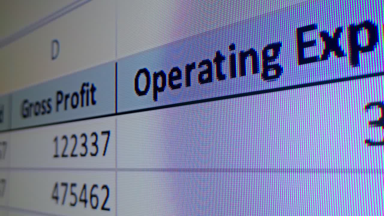 datos financieros en la pantalla de la computadora