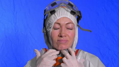 científico virólogo en respirador. mujer mira de cerca, usando una máscara médica de protección. concepto de seguridad de la salud n1h1 epidemia de coronavirus 2019 ncov.