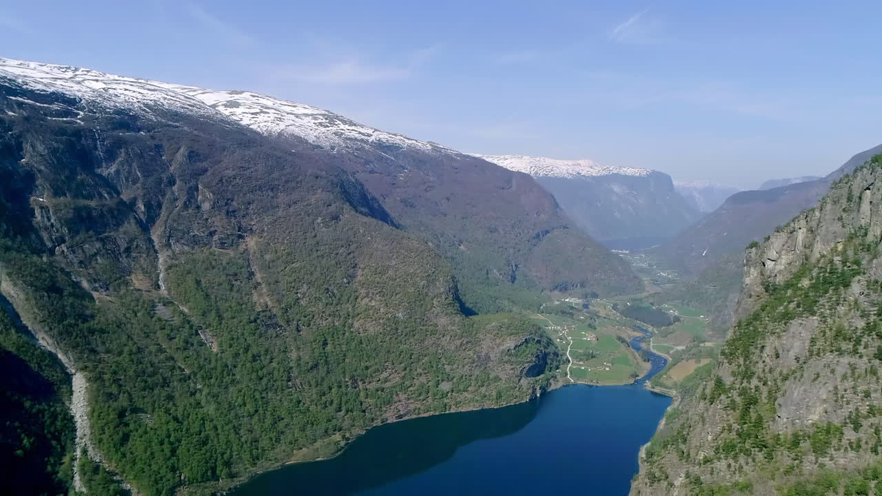 lago entre altas montañas en un valle