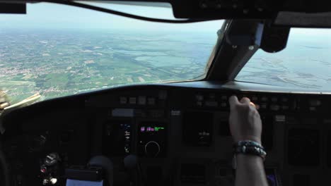 pilot pov inmersivo desde el interior de una cabina de un jet llegando al aeropuerto de venecia en una nebulosa mañana de verano