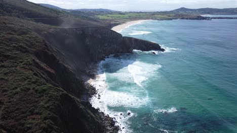 playa ponzos con acantilados en galicia en españa, océano atlántico, droneshot