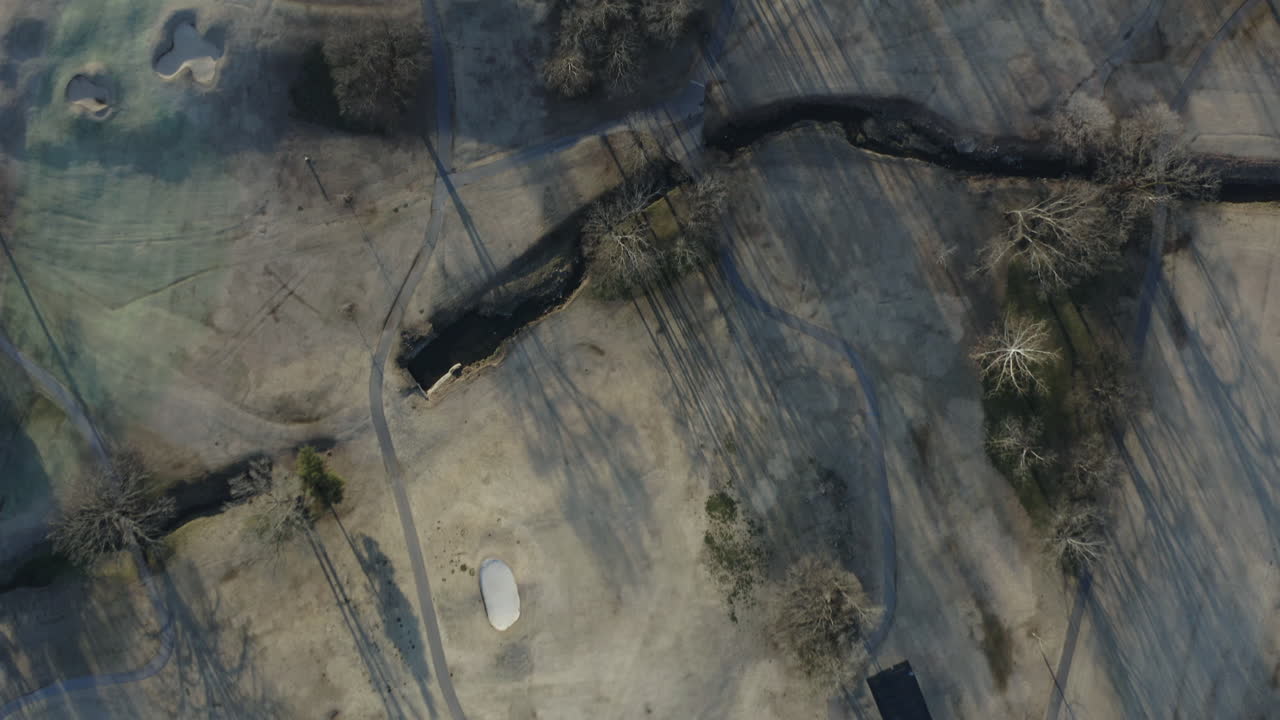 겨울철 비수기, 4k에 골프 코스 위로 이동하는 공중 직선 아래로 보기
