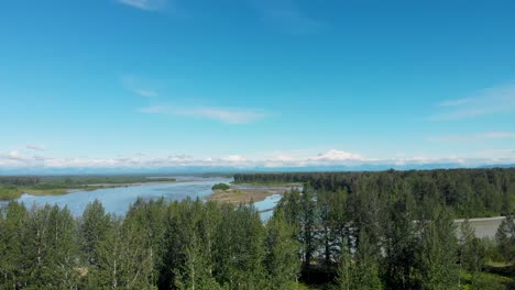 4K-Drohnenvideo-Des-Susitna-Flusses-Mit-Dem-Denali-Berg-In-Der-Ferne-An-Einem-Sommertag-In-Alaska