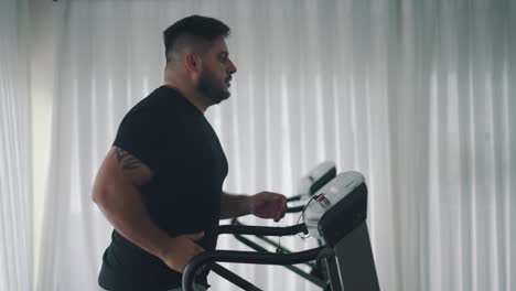 Starker-Mann-Trainiert-Cardio-Übungen-Auf-Dem-Laufbandgerät-In-Der-Seitenansicht-Des-Fitnessstudios-In-Zeitlupe