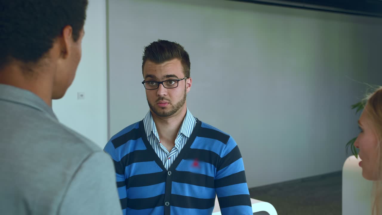 hombres y mujeres multirraciales trabajando en un informe. grupo de mujeres y hombres diversos con tableta en una sala de oficina moderna trabajando con documentos y estadísticas