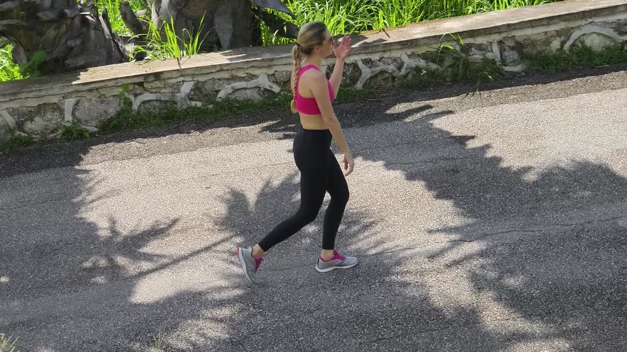 mujer caminando al aire libre