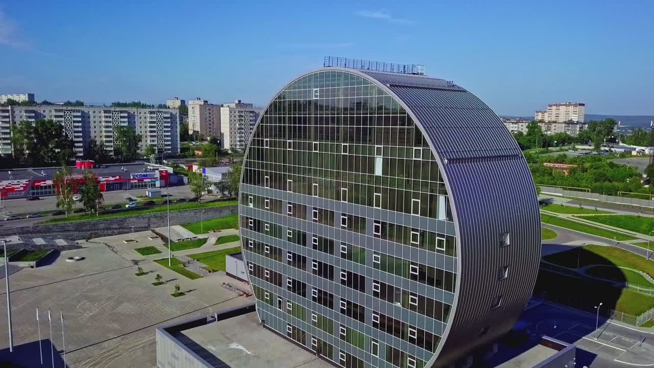 edificio de oficinas moderno circular en un paisaje urbano
