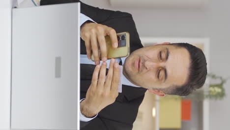 Vídeo-Vertical-De-Un-Trabajador-De-Oficina-En-Casa-Comprando-Por-Teléfono.