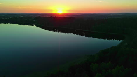 Colorido-Cielo-Del-Atardecer-Sobre-Un-Lago-Transparente-Con-Reflejos-De-Espejo