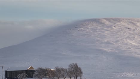 Nieve-A-La-Deriva-A-Lo-Largo-De-Una-Ladera-En-Los-Páramos-De-North-York-Durante-Un-Período-Con-Fuertes-Vientos-Y-Temperaturas-Bajo-Cero