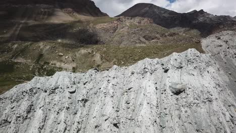 Cresta-De-La-Montaña-Rocosa-En-Los-Alpes,-Suiza,-Vista-Aérea-De-Drones