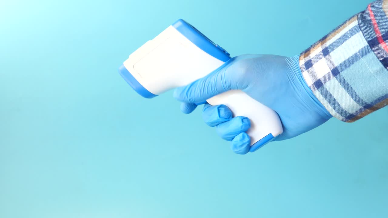 termómetro infrarrojo portátil sin contacto con guantes azules