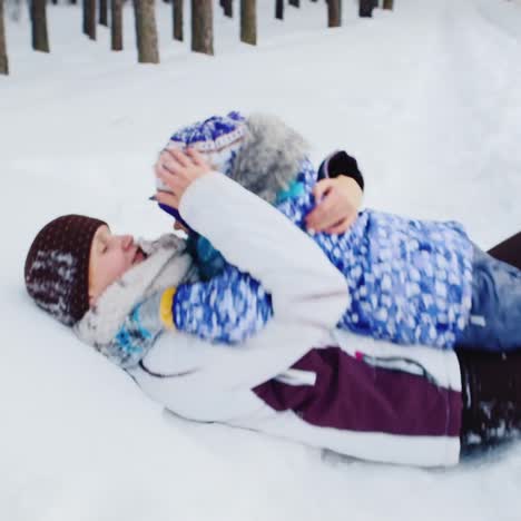 Mutter-Und-Tochter-Spielen-Im-Schnee-Herum-02