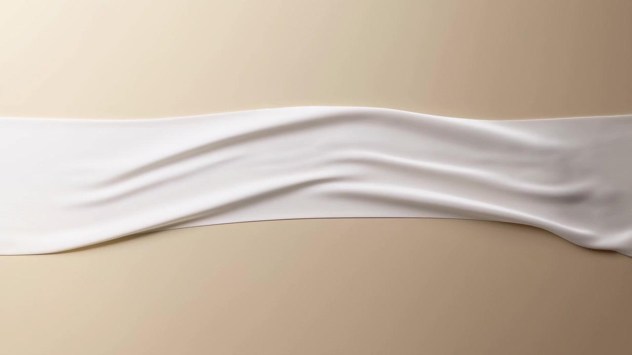 Una fascia di raso bianco si estende su uno sfondo beige caldo con increspature in evoluzione, pieghe raccolte, morbide creste e una sottile texture ombreggiata, creando un raffinato movimento tessile, un tono neutro e calmo e un'estetica elegante.