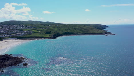 Vista-Aérea-De-Drones-A-Lo-Largo-De-La-Playa-De-Porthmeor-En-St-Ives-Cornwall