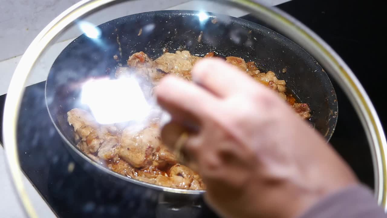 cocinando pollo en una sartén