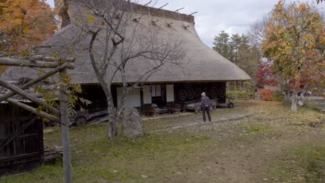 Un-Anciano-Caminando-En-Una-Antigua-Ciudad-Japonesa-De-Shirakawago