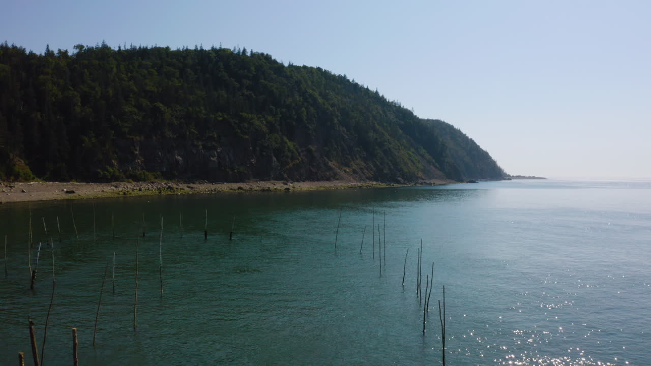 낚시 위어와 울퉁불퉁하고 멀리 떨어진 북대서양 해안 위로 날아가는 영화 같은 공중 전망