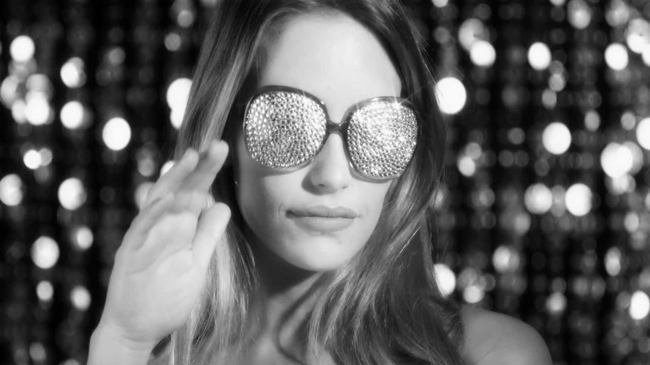 여자 실버 선글라스 4k 12