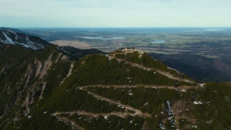 antena épica de drones en el pico de la cima de la montaña herzogstand