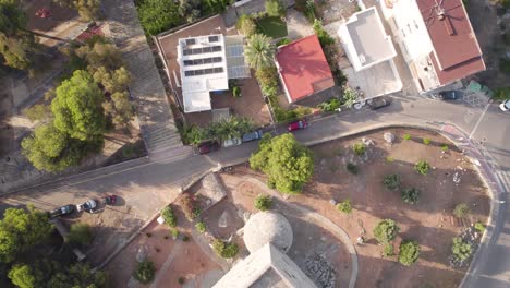 4K-Drohne-Draufsicht-über-Den-Mittelalterlichen-Wehrturm-Aus-Stein-In-Oropesa-Del-Mar-An-Der-Felsigen-Küste-Zur-Goldenen-Stunde,-Spanien