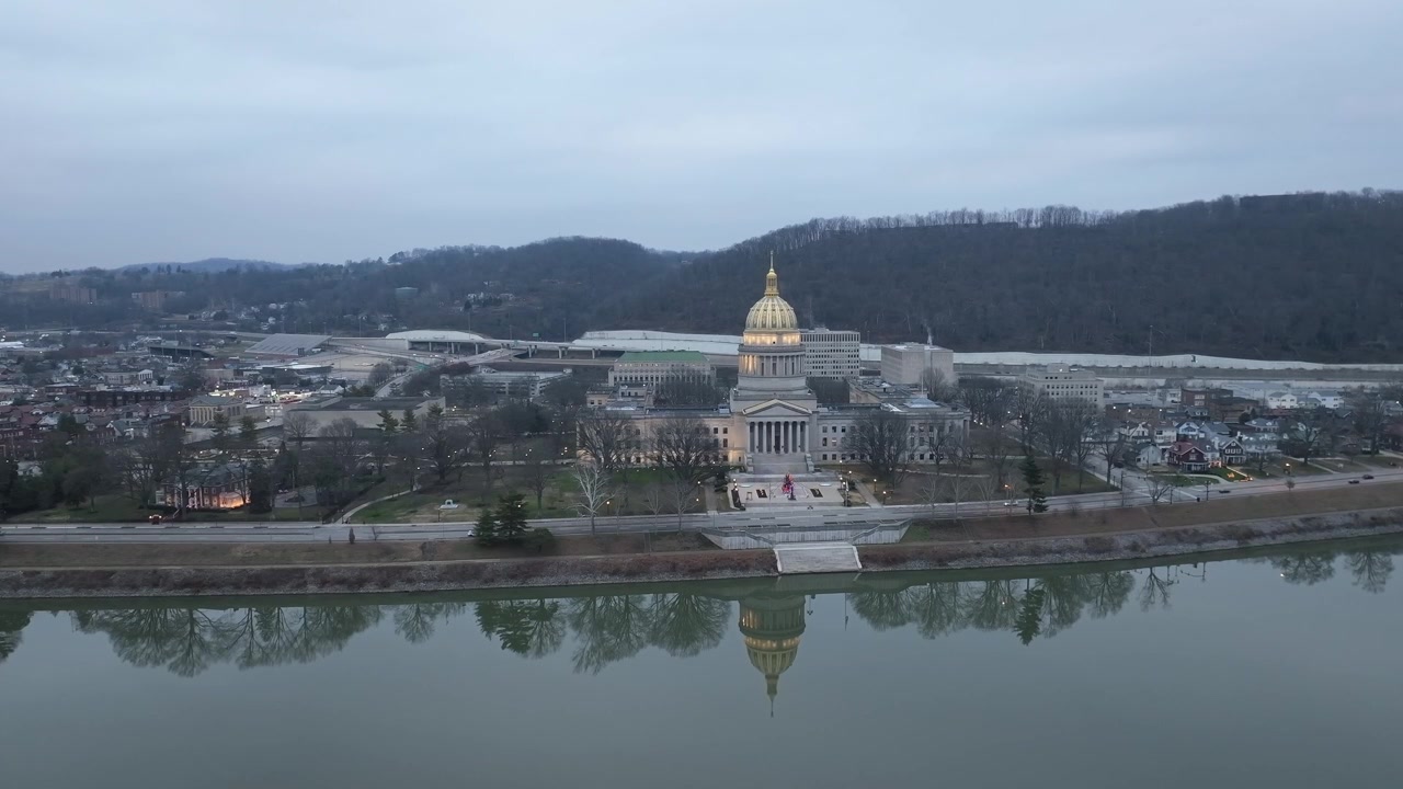Campidoglio dello stato della Virginia Occidentale all'alba a Charleston, Virginia Occidentale, con video stabile da drone