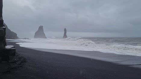 Regnerischer-Tag,-Raue-Meereswellen-Am-Schwarzen-Sandstrand,-Basaltfelsen,-Küste-Islands