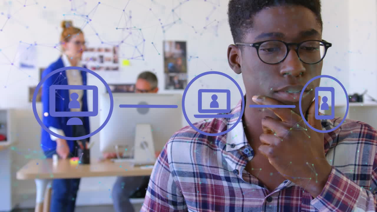 animación de un conjunto de tres iconos digitales sobre personas de negocios