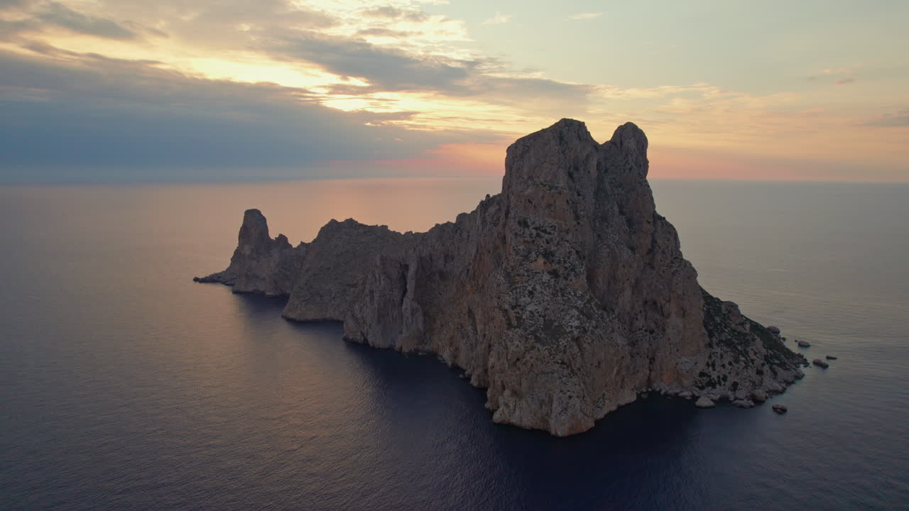 Veduta aerea dell'isola di Es Vedrà al tramonto a Ibiza, Spagna - ripresa con drone