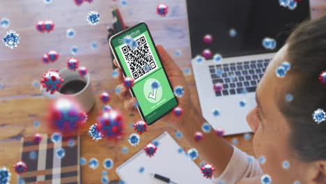 composición digital de las células de covid-19 sobre una mujer con un teléfono inteligente con código qr en la pantalla