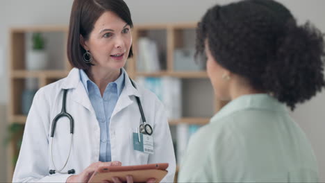 médico, personas y tableta en la asistencia sanitaria