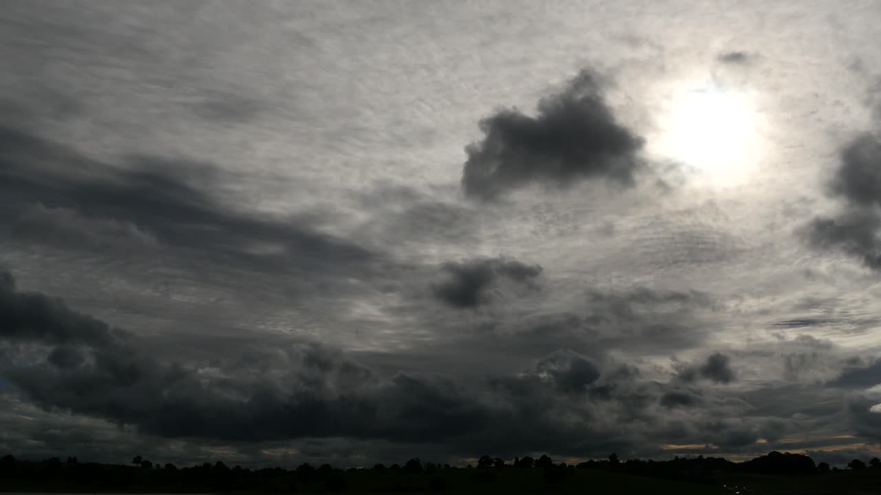 다용도 프로젝트에 적합한 썬 비디오가 포함된 극적인 시간 경과 하늘, 제목, 메시지 또는 로고 삽입