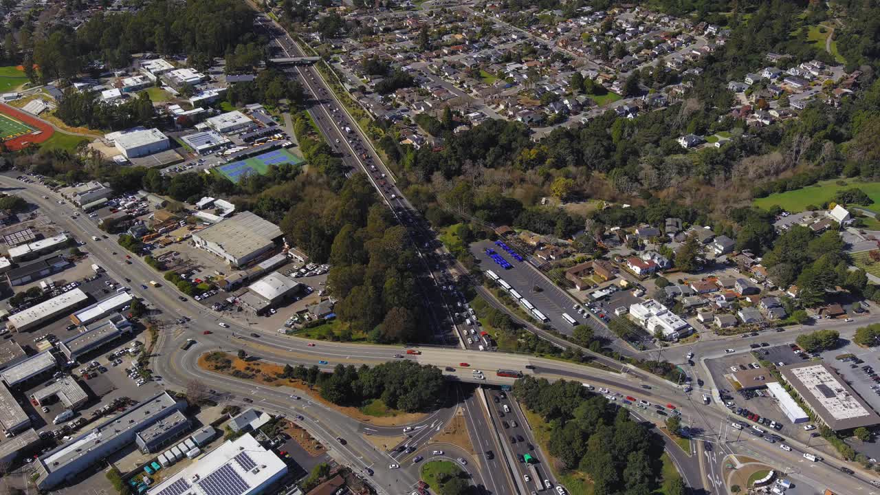 vista del tráfico pesado en la autopista cabrillo en santa cruz, california después de un accidente - vista aérea en órbita