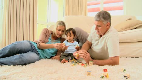 un niño lindo jugando con sus padres
