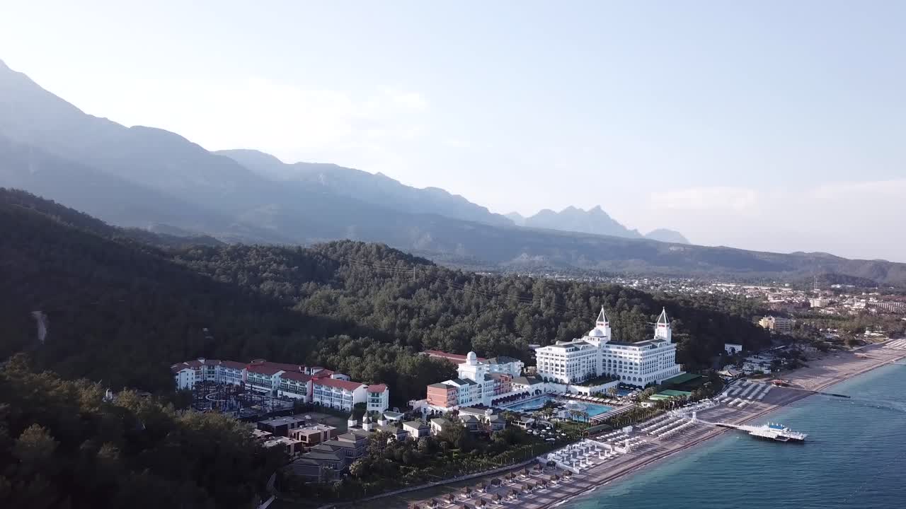 터키의 해안 휴양지와 산 전망