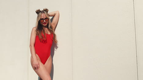 mujer en traje de baño rojo