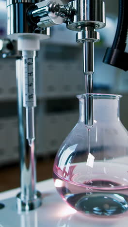experimento químico en laboratorio