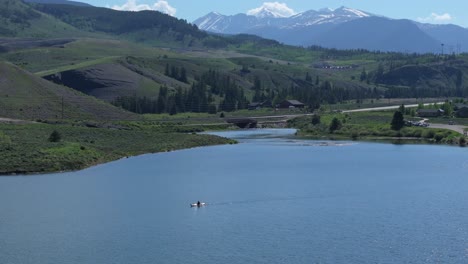 Canoa-En-El-Lago-Y-Hermoso-Telón-De-Fondo-De-Montaña---Aéreo